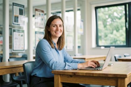 Femme souriante dans un bureau moderne avec ordinateur