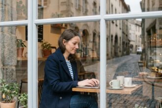Femme assise dans un café à Brioude avec vue extérieure