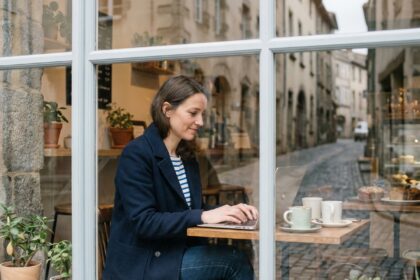Femme assise dans un café à Brioude avec vue extérieure