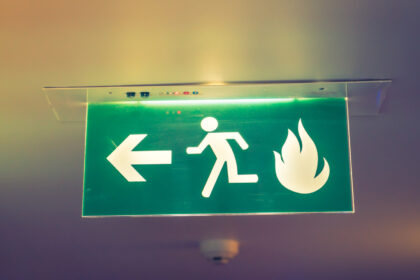Respecter les obligations de sécurité incendie en entreprise : équipements, affichage et prévention