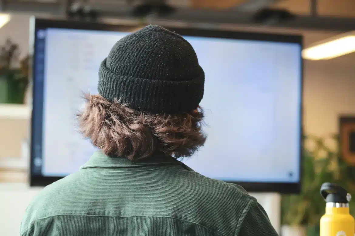 une personne suivant une formation en informatique